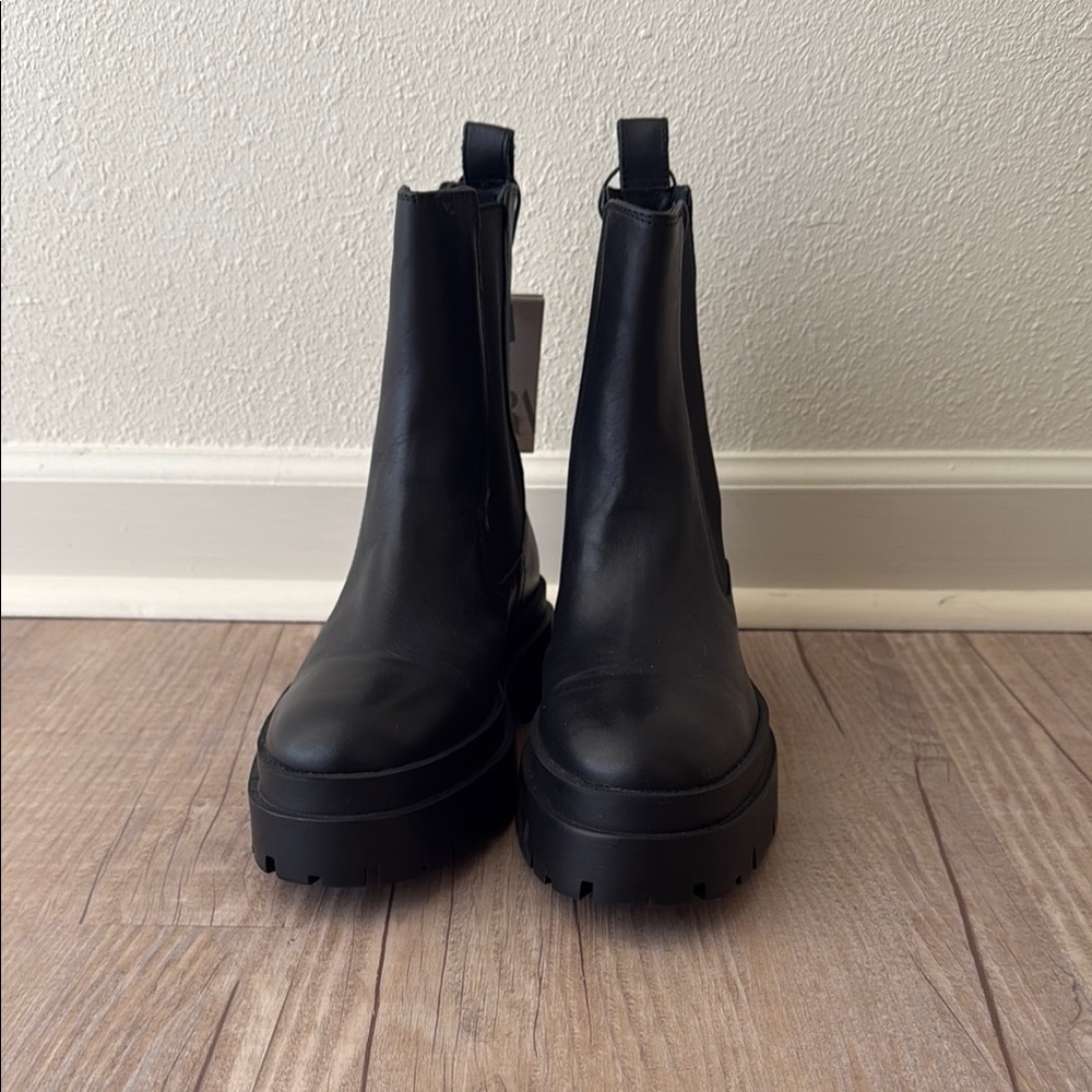 ZARA LEATHER ANKLE BOOTS WITH LUG SOLES
BLACK